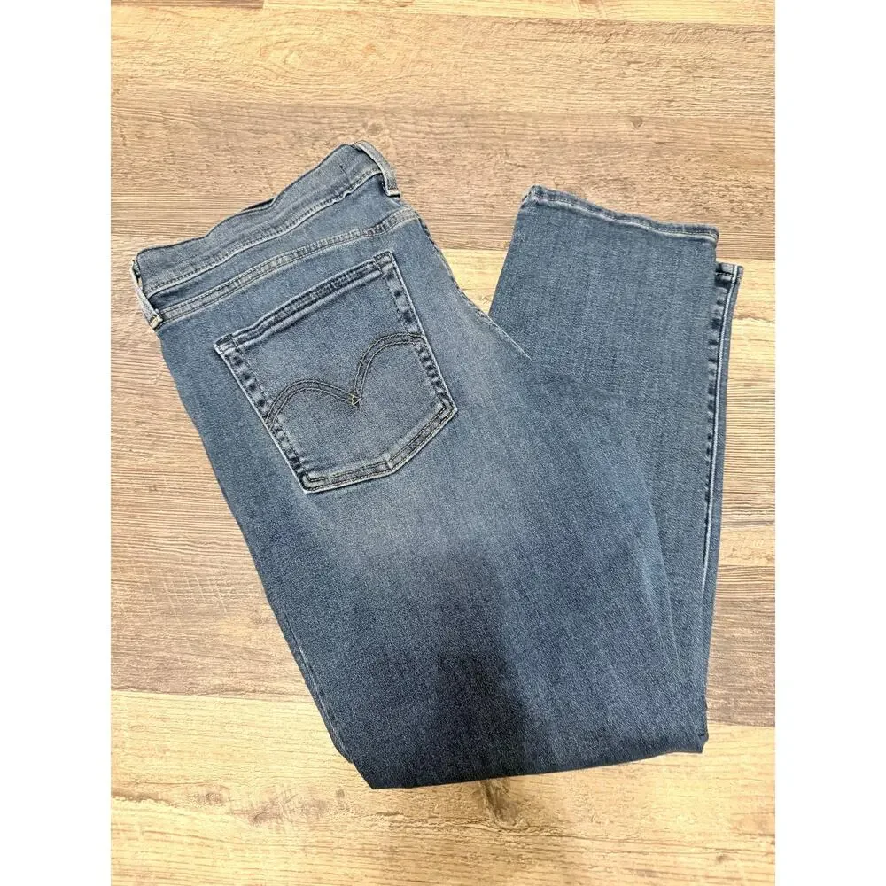 Levi Boyfriend Woman's Jeans Size 31 Preowned - Picture 2 of 4